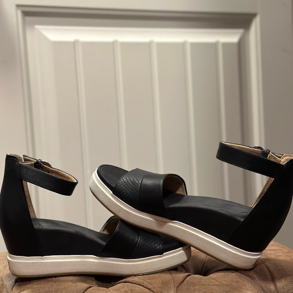 Dr. Scholls Show Off black wedge sandal